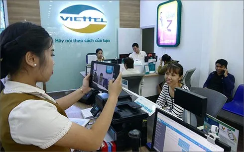 Khách hàng chụp ảnh lưu thông tin cá nhân tại cửa hàng Viettel chiều 6/4