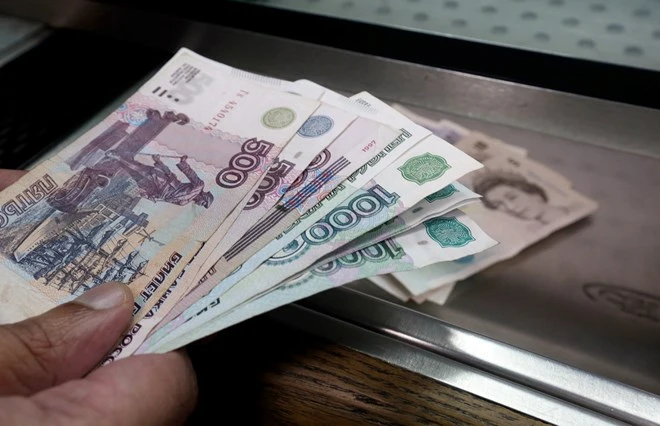 Đồng ruble của Nga rớt xuống mức thấp nhất kể từ cuối năm 2016