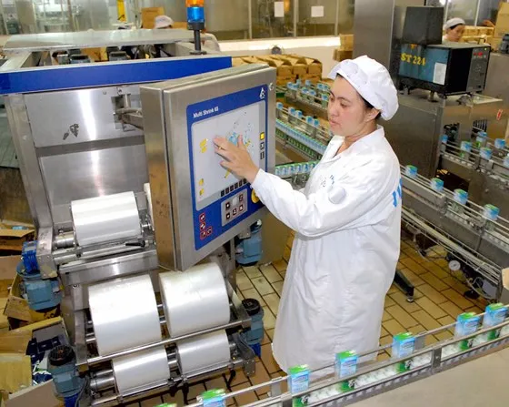 Dây chuyền sản xuất sữa tự động tại Vinamilk. Ảnh: CAO THĂNG