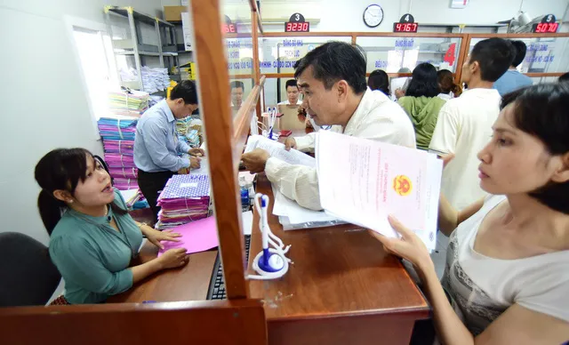 Người dân làm thủ tục nhà đất tại UBND quận 9, TP.HCM chiều 18-4 - Ảnh: QUANG ĐỊNH