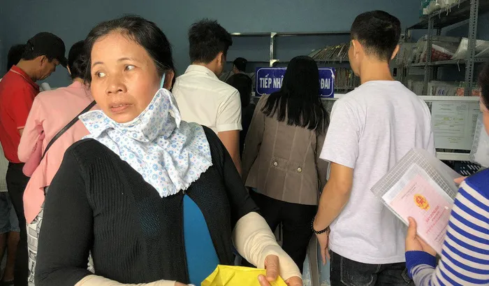 Rất đông người dân làm thủ tục đo đạc tách thửa tại chi nhánh Văn phòng đ8ang ký đất đai tại Phú Quốc - Ảnh: K.NAM