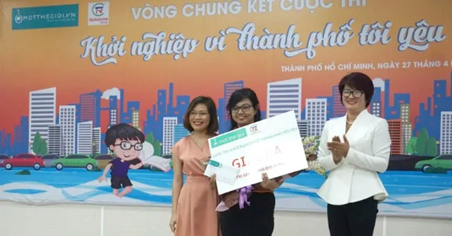 Thí sinh Dương Nguyễn Kim Ngân nhận giải ba của chương trình.