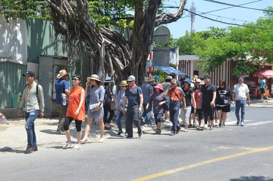 Khách Hàn Quốc tham quan các điểm du lịch tại trung tâm TP Đà Nẵng Ảnh: BÍCH VÂN