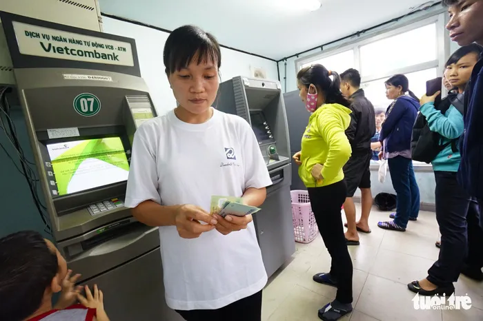 Sau Agribank, hai ngân hàng có lượng thẻ phát hành lớn khác là Vietcombank và VietinBank vừa thông báo tăng phí rút tiền nội mạng - Ảnh: QUANG ĐỊNH