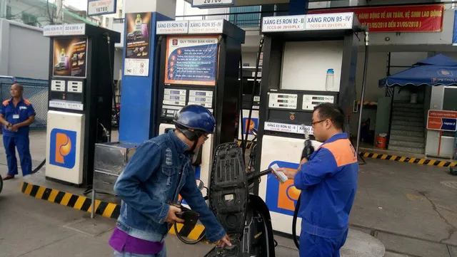 Người dân chạy xe máy cũng đổ xăng Ron 95 thay vì E5 - Ảnh: NGUYỄN HẢI