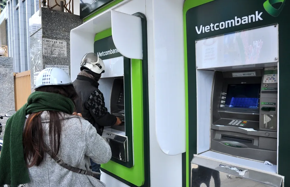 NHNN yêu cầu dừng thu phí rút tiền nội mạng