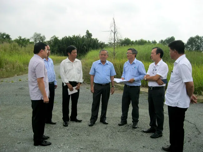 Lãnh đạo Sở TN-MT TP và huyện Nhà Bè khảo sát các dự án chậm triển khai.