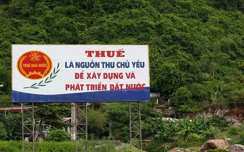 Dọc các tuyến đường, rất nhiều biển hiệu tuyên truyền về việc nộp thuế nhưng không hề nhắc tới trách nhiệm sử dụng thuế (Ảnh minh họa: KT)