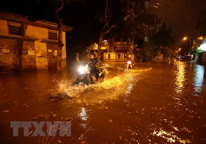 Nước ngập sâu tại đường Bạch Thái Bưởi, Khu đô thị Văn Quán, Quận Hà Đông, tối 12/5. (Ảnh: Phạm Kiên/TTXVN)