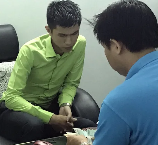 Huỳnh Văn Hiếu làm việc với lực lượng chức năng. Ảnh: Minh Hào