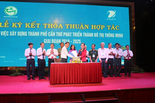 Lãnh đạo thành phố Cần Thơ và VNPT ký kết hợp tác phát triển đô thị thông minh.
