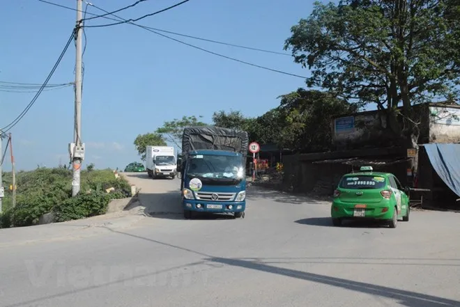 Hàng nghìn phương tiện tránh, né trạm thu giá BOT Quốc lộ 38 bằng cách đi qua đoạn đê sông Đuống. (Ảnh: Việt Hùng/Vietnam+)
