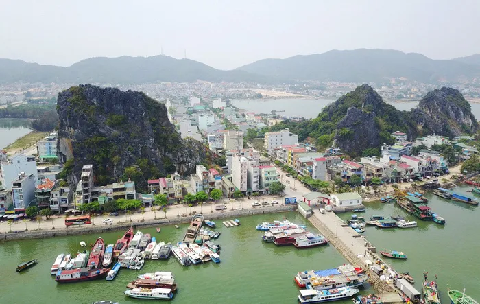 Khu vực cảng Cái Rồng, Vân Đồn, Quảng Ninh, nơi đây sẽ có các dự án khu đô thị thông minh, hiện đại xây dựng sát bên bờ cảng, nhìn ra biển - Ảnh: NGỌC QUANG