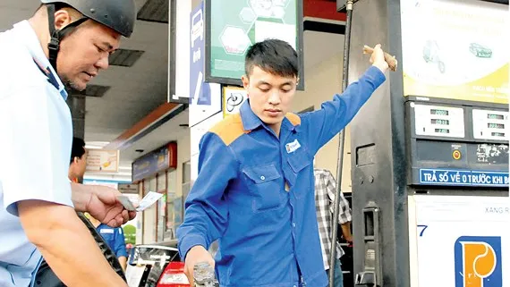 Áp thuế môi trường xăng, dầu: DN, người tiêu dùng “gánh” áp lực