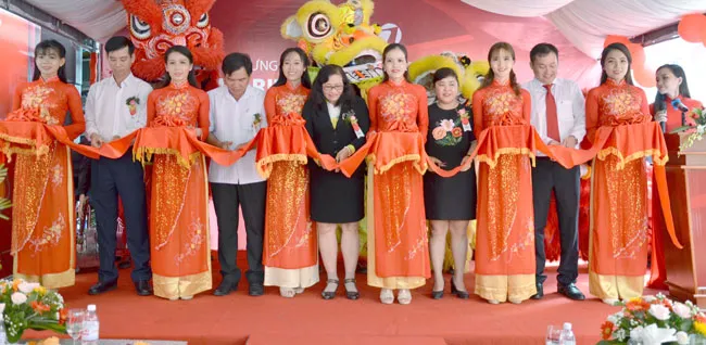 Lãnh đạo Maritime Bank cắt băng khai trương chi nhánh Trà Vinh