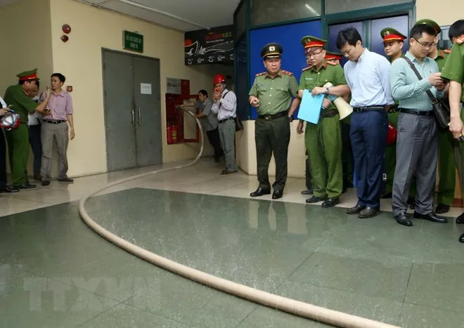 Đoàn kiểm tra công tác phòng cháy, chữa cháy Bộ Công an kiểm tra chung cư cao tầng M3, M4 số 91, Nguyễn Chí Thanh, phát hiện hệ thống đường ống chữa cháy bị hỏng gây chảy nước. (Ảnh: Doãn Tấn/TTXVN)