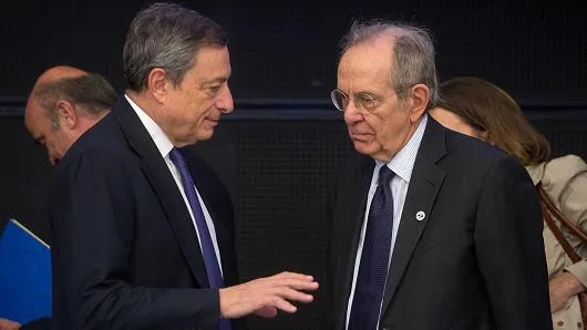 Bộ trưởng Tài chính Italy Pietro Carlo Padoan (phải) và Chủ tịch ECB Mario Draghi. Ảnh: AFP