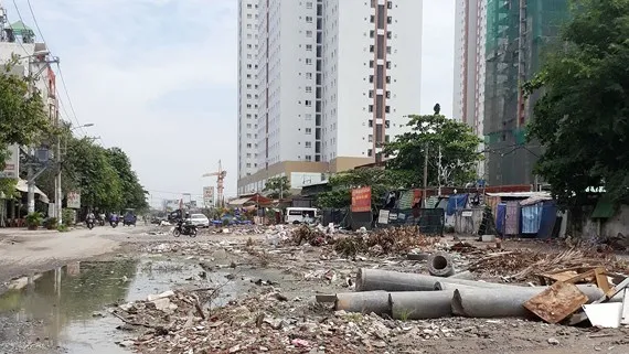 Xây công trình làm tan nát hàng chục con đường