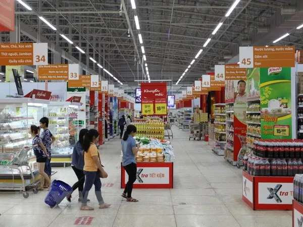 Người tiêu dùng mua sắm tại đại siêu thị Co.op Extra. (Ảnh: Thanh Vũ/TTXVN)