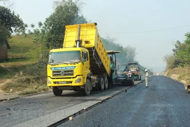 Thi công thảm nhựa dự án BOT Hòa Lạc-Hòa Bình. (Ảnh: Việt Hùng/Vietnam+)