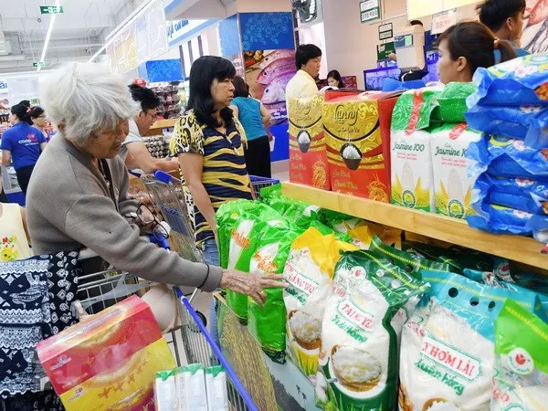 Khách hàng chọn mua các mặt hàng nông sản thực phẩm tại siêu thị. (Ảnh: Mỹ Phương/TTXVN)