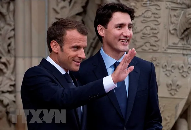 Tổng thống Pháp Emmanuel Macron (ảnh, trái) cam kết sẽ thảo luận thẳng thắn và hiệu quả với Tổng thống Donald Trump tại G7. (Nguồn: EPA/TTXVN)