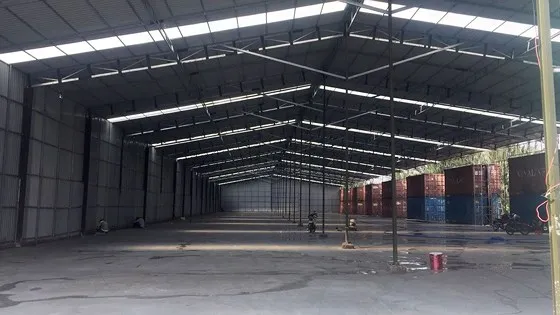 Một công trình nhà giữ xe khang trang được xây dựng tạm trên đất quy hoạch trồng cây xanh tại quận 7, TPHCM