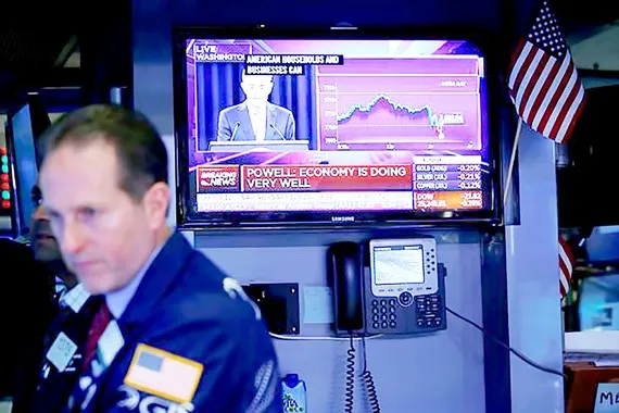 Thông báo tăng lãi suất của Chủ tịch FED Jerome Powell được phát tại Sàn giao dịch chứng khoán New York (Mỹ)