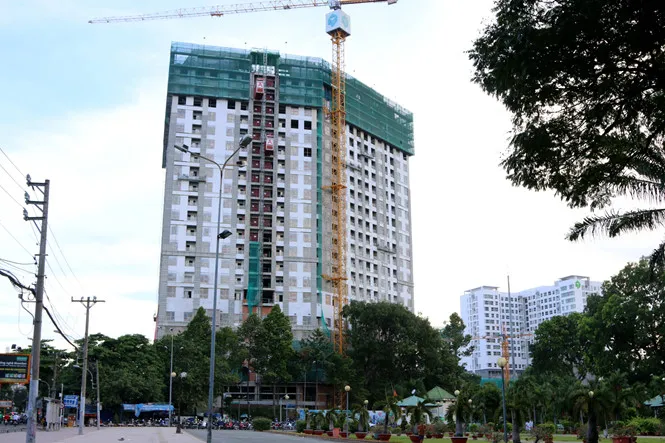 Chung cư được cấp phép tràn lan trong các con hẻm, đường nhỏ đã gây nên kẹt xe trầm trọng