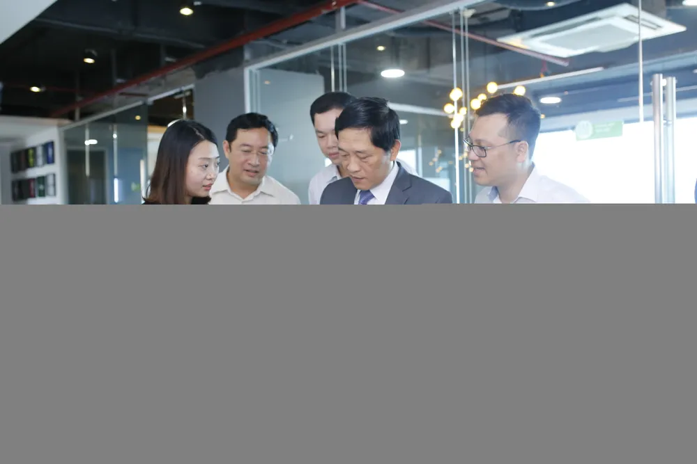 Các đại biểu tham quan, trải nghiệm sản phẩm của các DN khởi nghiệp. Ảnh: VGP/Thu Lê