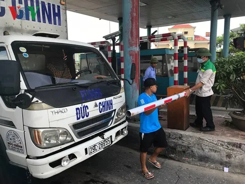 Tài xế tự nhấc barie để đi tại Trạm thu phí BOT cầu Tân Đệ.