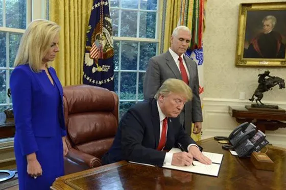 Tổng thống Mỹ Donald Trump ký sắc lệnh hủy bỏ quy định chia tách trẻ em trong các gia đình nhập cư bất hợp pháp vào Mỹ