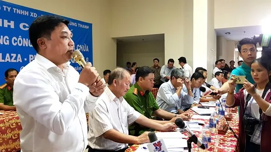 Lãnh đạo Công ty Hùng Thanh (chủ đầu tư chung cư Carina Plaza) trao đổi tiến độ khắc phục hư hỏng chung cư với cư dân