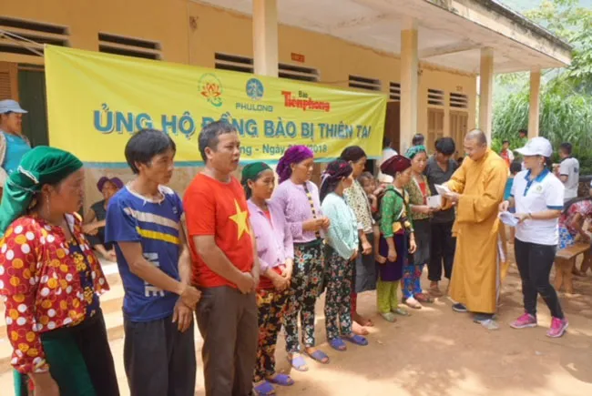 Đại diện Phú Long trao quà cho các hộ gia đình bị thiệt hại do lũ tại huyện Quản Bạ.