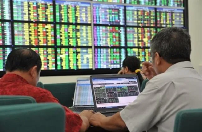 Thanh khoản thấp, VN Index tiếp tục mất mốc 900 điểm