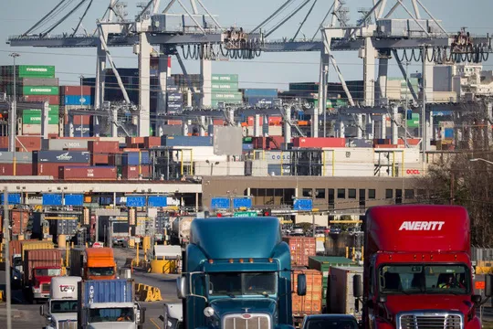 Xe tải vận chuyển hàng tấp nập ở cảng Savannah trong thành phố cùng tên thuộc bang Georgia, Mỹ.Ảnh: AP