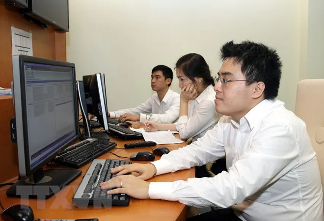 Kiểm tra, giám sát đấu thầu trái phiếu điện tử. (Ảnh: Tuấn Anh/TTXVN)