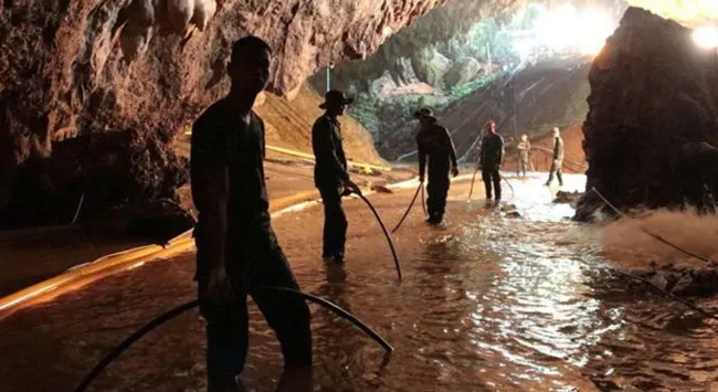 Binh lính và thường dân tham gia lực lượng cứu hộ