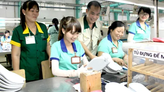 Công đoàn đề nghị tăng lương 8%, doanh nghiệp xin hoãn