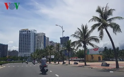 Khách sạn dọc biển mọc lên san sát.