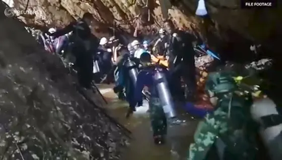 Tất cả 13 thành viên đội bóng “nhí” Thái Lan đã được giải cứu ảnh 2 Tất cả 13 thành viên đội bóng “nhí” Thái Lan đã được giải cứu ảnh 2