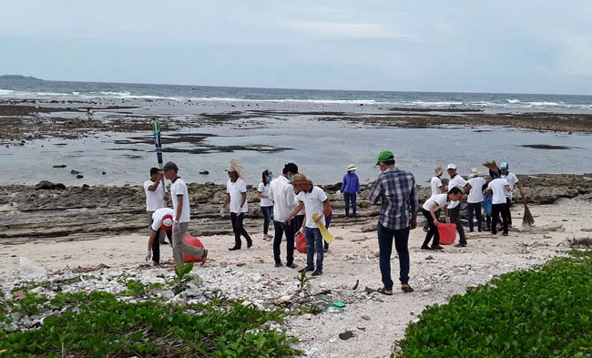 Chiến dịch làm sạch biển ở Lý Sơn.