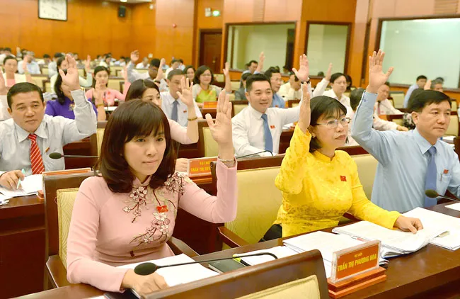 Các đại biểu HĐND TPHCM biểu quyết thông qua nghị quyết kỳ họp. Ảnh: việt Dũng