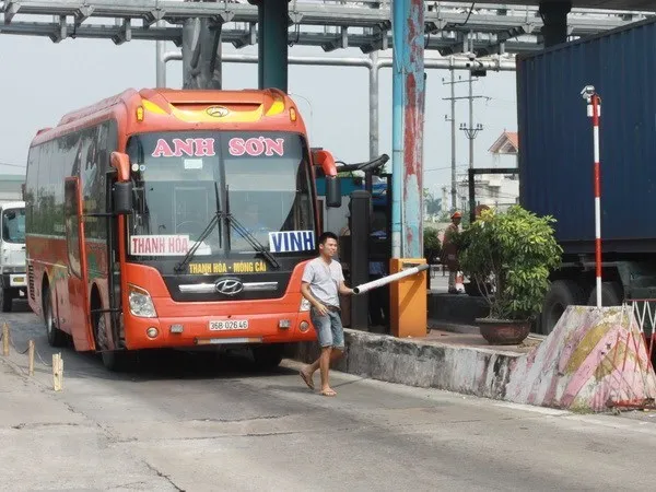 Tài xế tự nhấc barie để đi tại trạm thu phí BOT cầu Tân Đệ. (Ảnh: Thế Duyệt/TTXVN)
