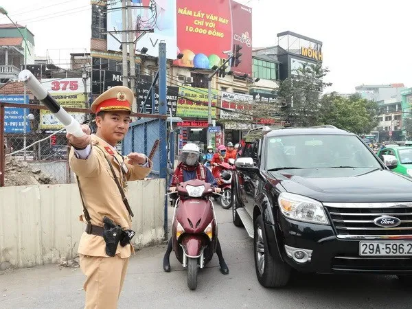 Cảnh sát giao thông Đội 6, Công an Thành phố Hà Nội làm nhiệm vụ phân luồng giao thông tại đường Xuân Thủy, quận Cầu Giấy. (Ảnh: Doãn Tấn/TTXVN)
