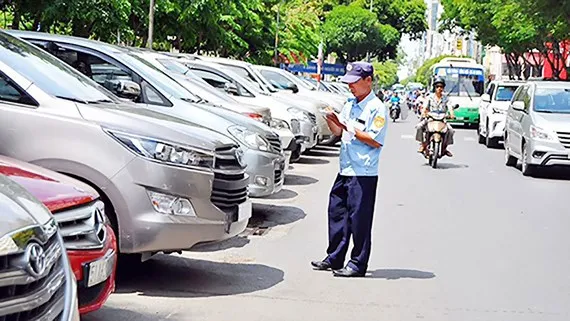 Từ ngày 1-8, TPHCM thu phí ô tô đậu lòng đường