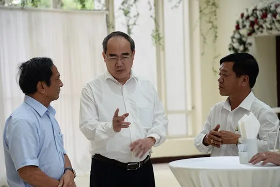 Đồng chí Nguyễn Thiện Nhân trao đổi với các đại biểu tại hội nghị. Ảnh: KIỀU PHONG
