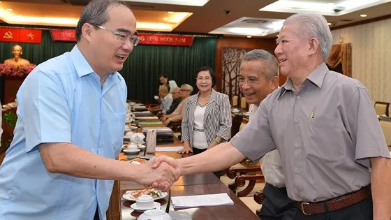 Bí thư Thành ủy TPHCM Nguyễn Thiện Nhân trao đổi với cán bộ cao cấp nghỉ hưu trên địa bàn TPHCM. Ảnh: VIỆT DŨNG