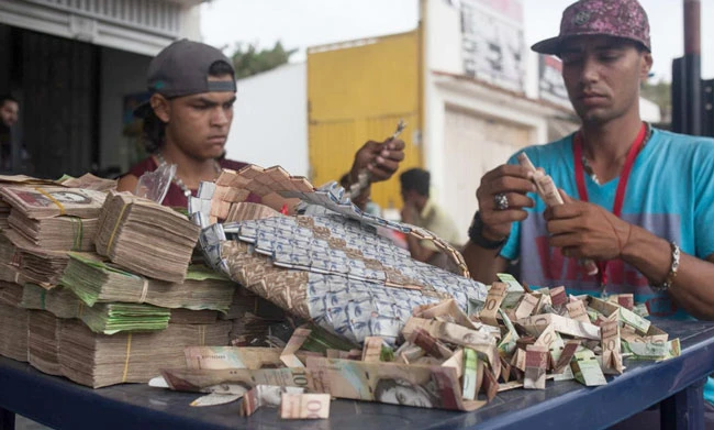 Một số người Venezuela tìm cách sử dụng những đồng tiền mất giá, mà giờ đây chỉ là giấy. ẢNH: NurPhoto/NurPhoto via Getty Images