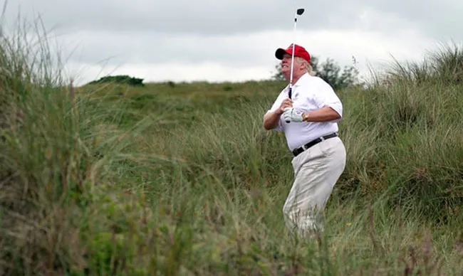 Donald Trump tại sân golf ở Balmedie, gần Aberdeen. Ảnh: Ian MacNicol / Getty